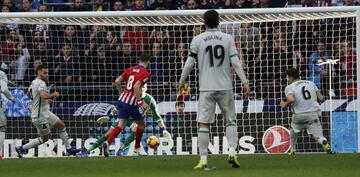 El jugador del Atlético de Madrid, Kalinic, dispara a portería y el portero del Getafe, Soria, no consigue atrapar el balón que finalmente cae a los pies de Saúl para que marque el 2-0.  