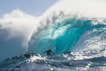 El surfista japonés Wakita Takayuki durante una sesión de surf al final de la tarde en el legendario Pipeline Banzai en la costa norte de Oahu, Hawaii