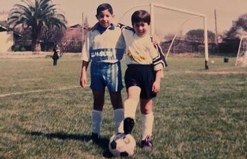 Chystemc (derecha) junto a Javkillah (izquierda), uno de sus grandes amigos, en la Escuela de Fútbol de la Contraloría.