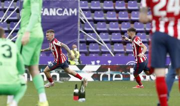 Carrasco persiguiendo a Trippier con una maquinilla.