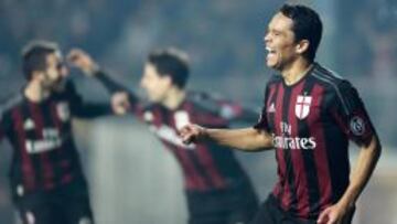 Carlos Bacca celebra su gol número 11 en la Serie A.