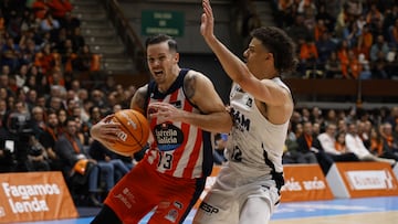 Thomas Heurtel, base del Leyma Coruña, trata de superar a Jonah Radebaugh, del UCAM Murcia.