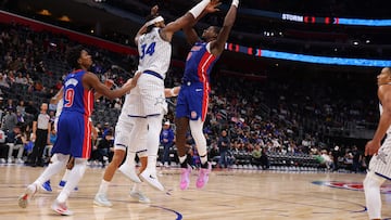 DETROIT, MICHIGAN - OCTOBER 29: Jalen Duran #0 of the Detroit Pistons takes a shot over Wendell Carter Jr. #34 of the Orlando Magic during the second half at Little Caesars Arena on October 29, 2025 in Detroit, Michigan. NOTE TO USER: User expressly acknowledges and agrees that, by downloading and or using this photograph, User is consenting to the terms and conditions of the Getty Images License Agreement. Gregory Shamus/Getty Images/AFP (Photo by Gregory Shamus / GETTY IMAGES NORTH AMERICA / Getty Images via AFP)