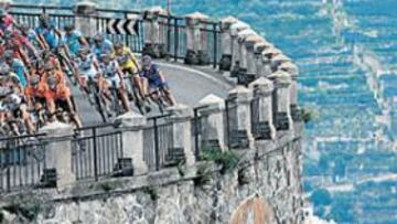 <b>CAMINO DEL SANTUARIO. </b>El pelotón surcó bellos parajes de la Campania en busca de la primera llegada en alto del Giro de Italia 2007.