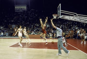 El equipo de baloncesto de EEUU había sido ganador desde 1936 en las Olimpiadas, ganando el oro en siete consecutivas. Pero su dominación llegó a su fin cuando perdieron por sorpresa contra la Unión Soviética en una de las finales más controvertidas de la historia de los deportes. La Unión Soviética ganó por un solo punto (51-50) tras unos segundos finales que se establecieron de manera bastante cuestionable. A día de hoy, USA se niega a aceptar esa medalla de plata.