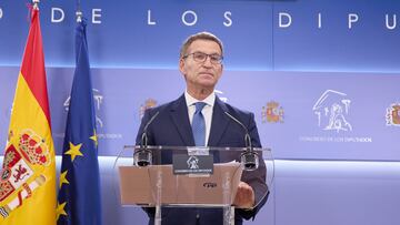 El presidente del PP, Alberto Núñez Feijóo, durante una rueda de prensa tras la reunión con el presidente del Gobierno en funciones y líder del PSOE, en el Congreso de los Diputados, a 30 de agosto de 2023, en Madrid (España). Feijóo ha ofrecido a Sánchez un acuerdo por el que la Legislatura duraría un máximo de dos años a cambio de que pueda gobernar la lista más votada ‘en aras de la centralidad’. Esta propuesta está incluida en un documento que Feijóo ha entregado a Sánchez, junto a once propuestas encabezadas por la leyenda ‘puntos en común’, en los que se pide al PSOE que facilite la investidura al PP para afrontar seis pactos de Estado en una legislatura de dos años. Además, ha propuesto un gobierno de 15 ministerios que defienda la integridad territorial y rechace las solicitudes de referéndum y amnistía.
30 AGOSTO 2023;PP;REUNIÓN;SANCHEZ;FEIJOO;
Jesús Hellín   / Europa Press
30/08/2023