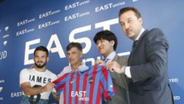 Rub&eacute;n, Mendilibar (entonces entrenador) y Quico Catal&aacute;n, con el gerente de East United en la presentaci&oacute;n del acuerdo. 