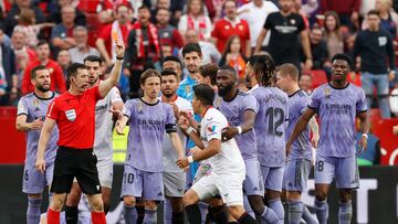 SEVILLA, 27/05/2023.- Marcos Acuña (c), defensa argentino del Sevilla, ve tarjeta roja tras una jugada con Dani Ceballos, centrocampista del Real Madrid, durante el partido de la jornada 37 de LaLiga que estos dos equipos juegan hoy sábado en el estadio Sánchez Pizjuán. EFE/Julio Muñoz