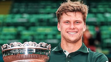 El tenista estadounidense Jenson Brooksby posa con el trofeo de campeón del Torneo de Houston