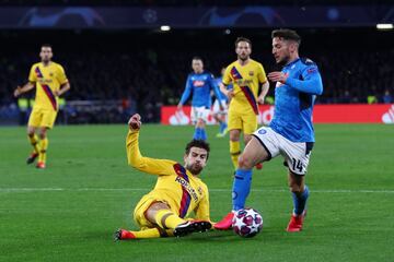 Gerard Piqué y Dries Mertens.