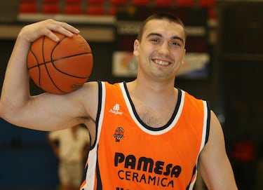 Belgrado, 15 de abril de 1977-Salt Lake City, 17 de enero de 2024. 46 años. Fue MVP de la Liga de Serbia dos veces: en 2004 con el Buducnost y en 2006 con el Partizán. En España jugó en el Valencia (2006-2008). Ganó el oro en el Eurobasket 2001. Murió de un infarto cuando era entrenador asistente de los Golden State Warrios en la NBA.