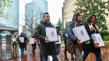 Representantes de San Mamesen Orroa en Ibaigane con las firmas.