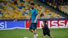 Los niños irrumpen en el entreno del Madrid en Kiev