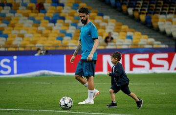 Los niños irrumpen en el entreno del Madrid en Kiev