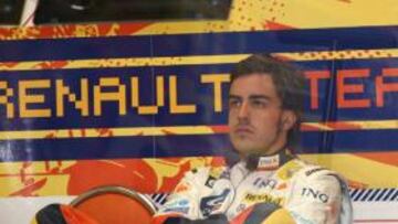 Fernando Alonso en el box de Renault