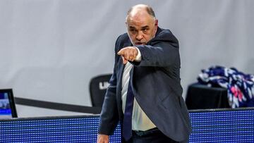 GRAF5303. MADRID, 27/02/2021.- El entrenador del Real Madrid, Pablo Laso, durante el partido de la Liga ACB que Real Madrid y San Pablo Burgos juegan hoy sábado en el WiZink Center, en Madrid. EFE/JuanJo Martín
