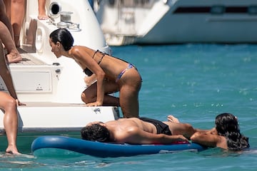 Sebasti¨¢n Yatra y Aitana disfrutan de unos d¨ªas de vacaciones en Ibiza navegando en un barco.