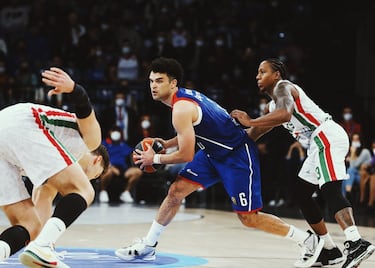 Ha sido la novedad del Efes después de su desastroso inicio de temporada. El equipo campeón de la última Euroliga se ha visto obligado a mover el árbol después de empezar la temporada con cuatro derrotas y ha recurrido a Elijah Bryant, que se marchó el pasado curso del Macacbi para probar en la NBA y allí, por empezar flojito, también se proclamó campeón, en ese caso con Milwaukee Bucks. No ha entrado en el equipo oficial de la nueva campaña y era agente libre hasta que le ha reclamado el gigante turco, en el que tendrá la difícil misión de encajar en un esquema en el que ya tienen una importancia capital dos exteriores, Shane Larkin y Vasilije Micic. Sólo tiene 26 años y atesora una buena reputación en Tel Aviv, donde promedió 9,1 puntos con excelente acierto de dos (51,8) y de tres (39,3), por lo que es una amenaza constante en ataque. A poco que tenga hueco para brillar, lo hará.  