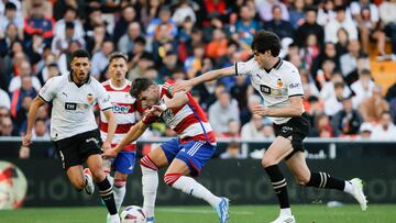 VALENCIA (ESPAÑA), 05/11/2023.- El defensa del Granada Ricard Sanchez (c) disputauna posesión ante Javi Guerra (d) centrocampista del Valencia durante el partido correspondiente a la jornada 12 de LaLiga que ambos clubes disputan este domingo en Mestalla. EFE/ Juan Carlos Cárdenas
