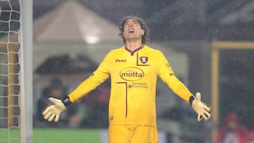 BERGAMO, ITALY - JANUARY 15: Guillermo Ochoa of Salernitana reacts during the Serie A match between Atalanta BC and Salernitana at Gewiss Stadium on January 15, 2023 in Bergamo, Italy. (Photo by Jonathan Moscrop/Getty Images)