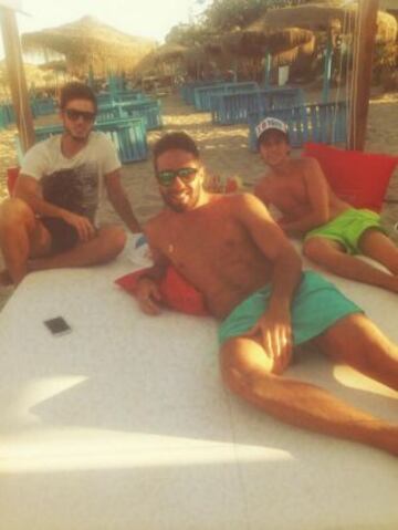 Carvajal en la playa con amigos.