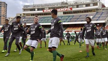 Bolivian players take part in a training session at the Hernando Siles stadium in La Paz on March 24, 2017. 
 Bolivia will face Argentina on March 28 in a FIFA World Cup Russia 2018 South American qualifier match. / AFP PHOTO / ar / AIZAR RALDES