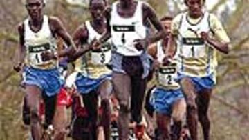 <B>TANZANOS Y KENIANOS.</B> Un momento de la carrera de Amorebieta. Con el dorsal 3 el keniano Chepkurui, que fue el ganador. Le acompañan los tanzanos Yuda (1) y Joseph (2).
