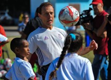 Butragueño con los niños de la Fundación del Real Madrid en La Habana