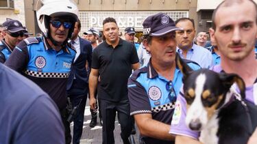 Brazilian football legend Ronaldo (C) takes a tour of Valladolid on September 3, 2018 after the former Brazil striker took control of Real Valladolid after buying 51 percent of the La Liga club's shares. (Photo by CESAR MANSO / AFP)