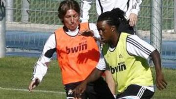 <b>REAL MADRID</b> Gabriel Heinze y Drenthe durante un entrenamiento.
