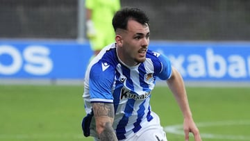 Sola, jugador de la Real Sociedad B, durante un partido.
 