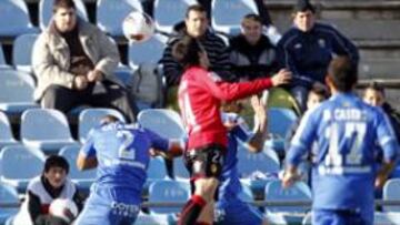 <b>DON TANCREDO. </b>Alfaro marca el 0-2 de cabeza. Se lo pusieron fácil: Alexis no salta, Cata Díaz tampoco y Moyá se queda a medias.