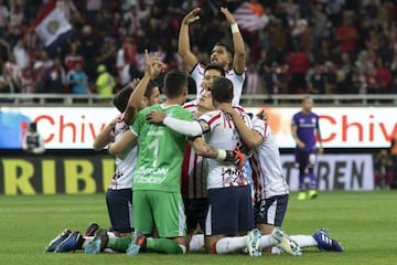 Los jugadores de Chivas celebran el gol con dedicatoria a su guardameta, quien perdió a su bebé en gestación hace unos días