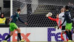 07 November 2019, Norway, Trondheim: Sporting Lisbon&#039;s Sebastian Coates (L) scores his side&#039;s first goal during the UEFA Europa League group D soccer match between Sporting Lisbon vs Rosenborg at Lerkendal stadion. Photo: Ole Martin Wold/NTB sca