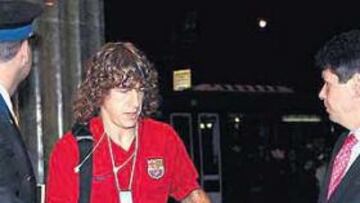 <b>REGRESO. </b>Carles Puyol (en la imagen, durante un viaje con el Barcelona) volvió a Cataluña sin haber salido de la terminal aérea.