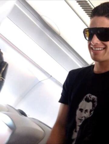 James Rodríguez fue visto por varios pasajeros y se fotografió con ellos en un vuelo procedente de Colombia.
