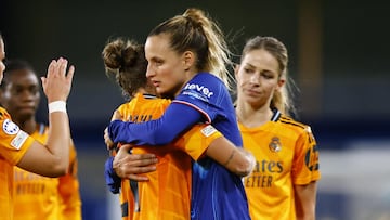 London (United Kingdom), 08/10/2024.- Filippa Angeldal of Real Madrid (3-R) hugs Nathalie Bjorn of Chelsea (2-R) after the UEFA Women's Champions League match Chelsea FC Women and Real Madrid Femenino, in London, Britain, 08 October 2024. (Liga de Campeones, Reino Unido, Londres) EFE/EPA/TOLGA AKMEN