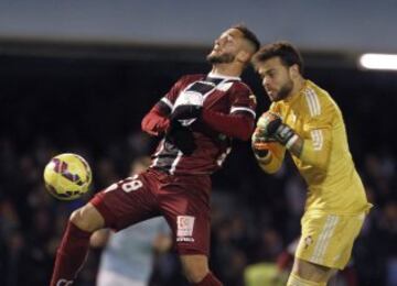 Florin Andone con el portero Sergio Álvarez.