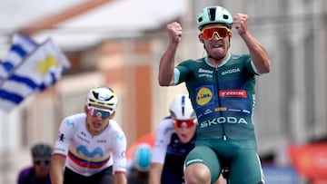 Mads Pedersen celebra su victoria en Monforte de Lemos por delante de Orluis Aular.