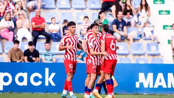 Los jugadores del Atleti B celebran el gol de Carlos Martín.