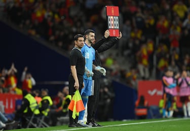 El portero del Barcelona se estrena con la selección española sustituyendo a David Raya.