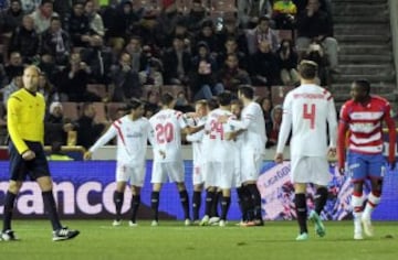 Los jugadores del Sevilla celebran el gol marcado por el delantero Gerard Deulofeu, el primero frente al Granada, durante el partido de octavos de final de la Copa del Rey que se juega en el estadio Nuevo Los Cármenes, de Granada.