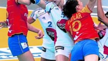 <b>CAMINO CERRADO. </b>Macarena Aguilar no encuentra hueco para superar a la defensa francesa.