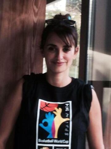 Penélope Cruz también posa la camiseta de Spain 2014.