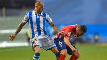 Sandro Ramirez pugna por un balón con Koke.