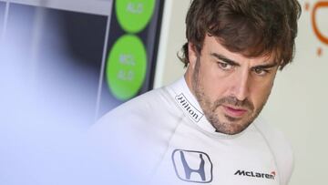 Fernando Alonso en el box de McLaren en Malasia.