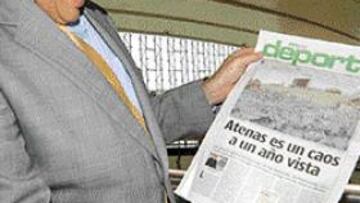 <b>Y ENCIMA SE RÍE...</B> Fotografía tomada ayer en el Palacio Municipal de Congresos, donde se reúne la Convención Internacional de Deporte. Spyros Capralos, el Director Ejecutivo de Atenas 2004, mira el diario AS del miércoles, en el que se recoge el retraso espectacular de las obras para los Juegos. Al mandatario griego, a pesar de la intranquilidad del COI, parece no inquietarle la gravedad del problema.