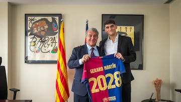 Joan Laporta y Gerard Martin después de firmar la renovación