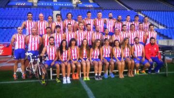 Los miembros del equipo del Club Triatlón Atlético posan en el Estadio Vicente Calderón.