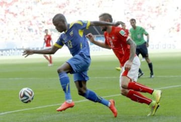 Enner Valencia se va de Valon Behrami.